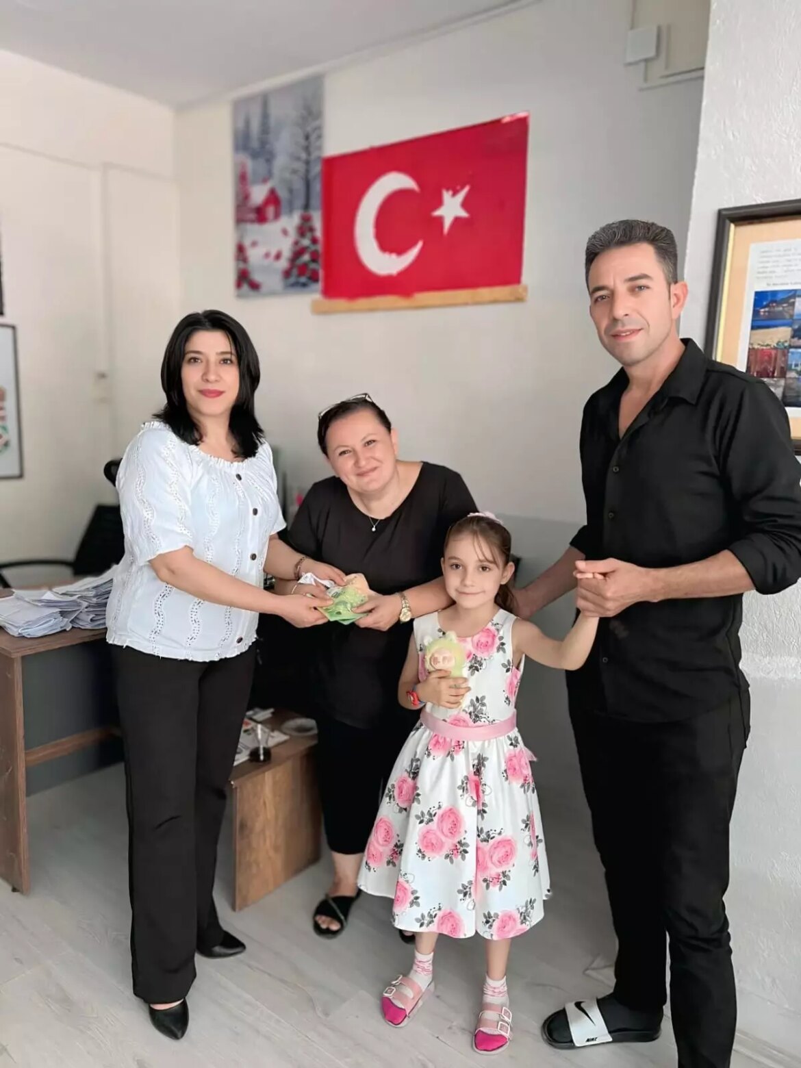 8-yasindaki-kiz-cuzdani-sahibine-teslim-etti-tmvH8pPD.jpg